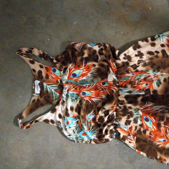 A jumpsuit - Picture 2 of 3